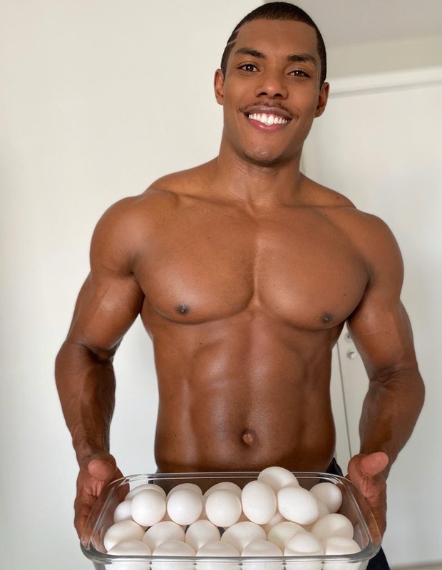 Modelo come 600 ovos por mês em dieta para manter corpo