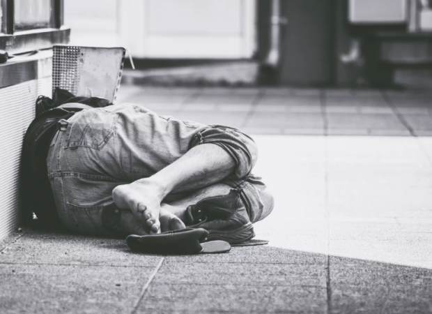 Morador de rua é queimado enquanto dormia em praça de BH