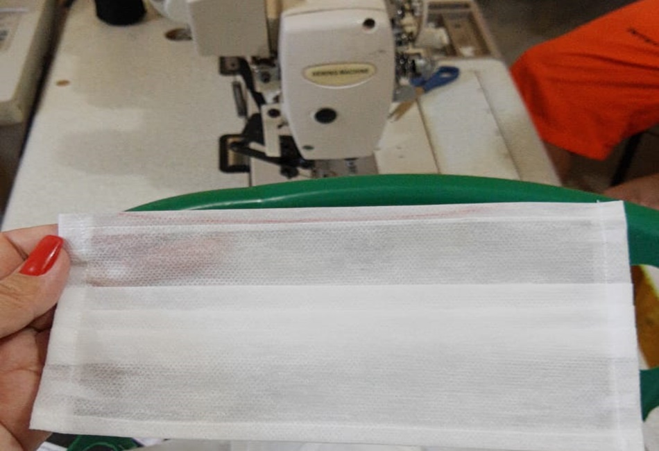 Detentos em Goiás produzem máscaras para servidores da saúde e segurança