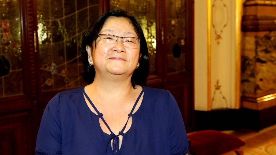 A maestrina titular do Theatro Municipal de São Paulo, Naomi Munakata, morreu hoje (26) aos 64 anos, em decorrência do coronavírus (Foto: reprodução)