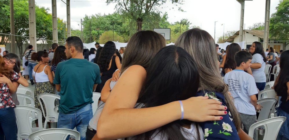 População de Suzano homenageia vítimas um ano após massacre em escola
