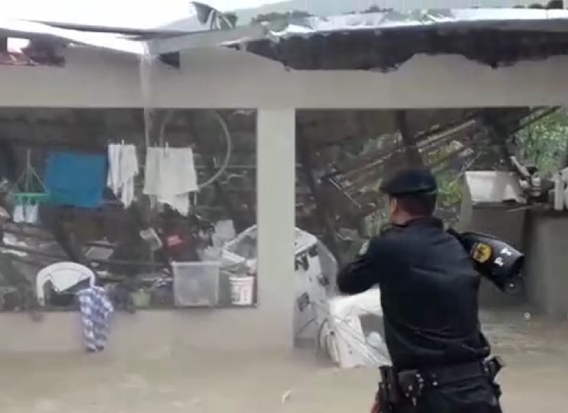 Casa é invadida por água e lama, em Campos Belos; há riscos de o teto ceder