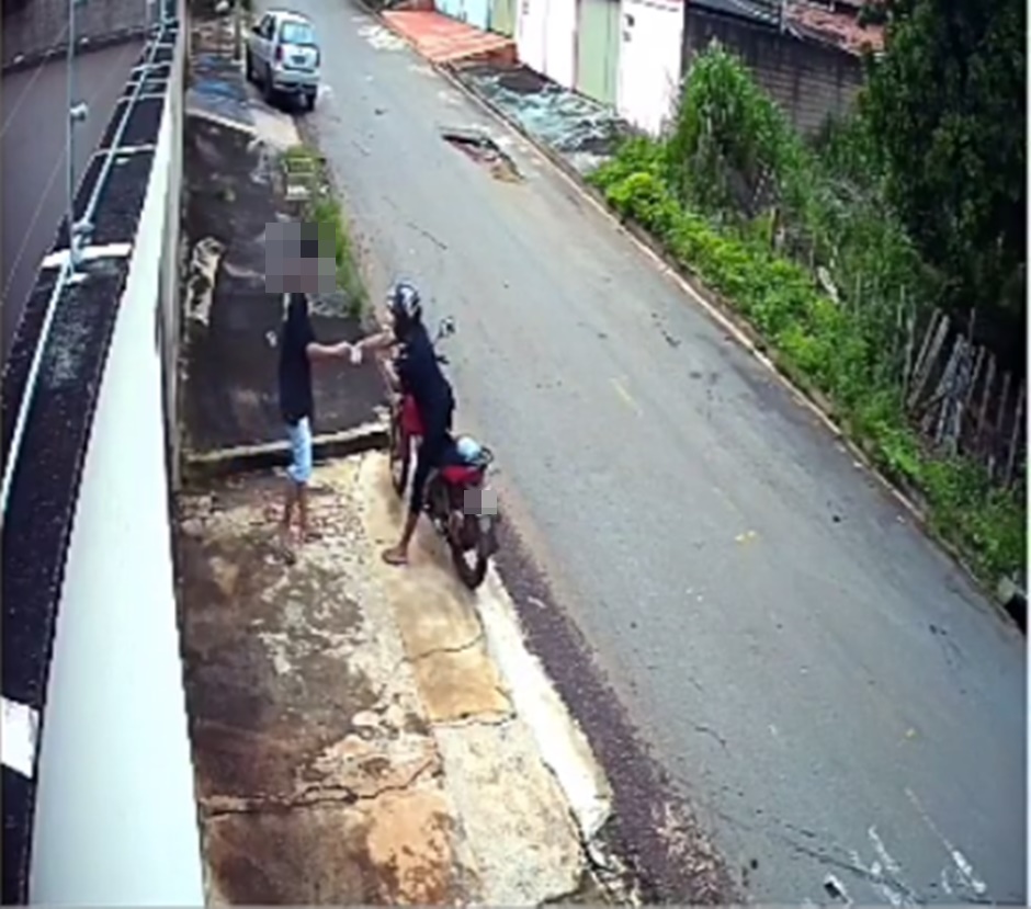 A Polícia Militar (PM) prendeu, neste sábado (29), um homem suspeito de roubar celulares de moradores da região Noroeste de Goiânia. (Foto: Divulgação/PM)