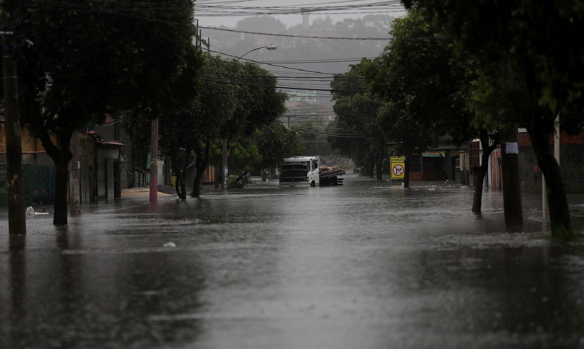 Um temporal na cidade do Rio de Janeiro causou uma morte na madrugada deste domingo (1º). Capital está em estágio de alerta. (Foto: Ricardo Moraes/Reuters)