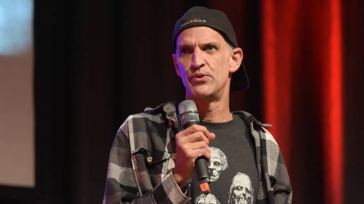 Ator que faz zumbi em 'The Walking Dead' é preso por agredir e morder fã