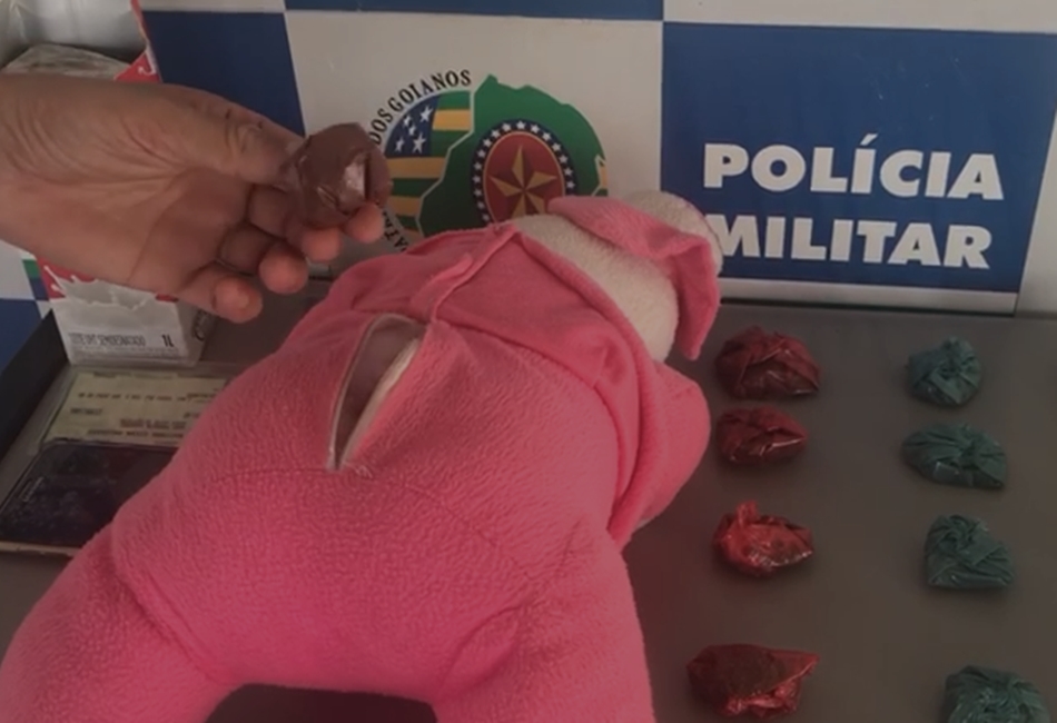 Mulher que escondia droga em urso de pelúcia é presa em Jataí