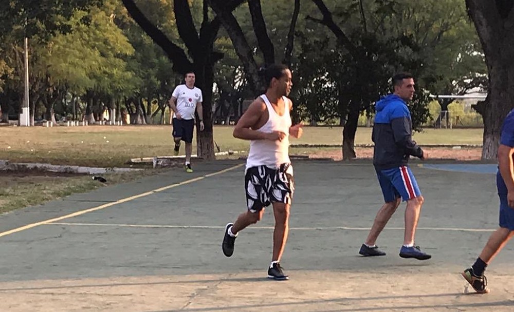 Ronaldinho Gaúcho participa de jogo de futebol na cadeia