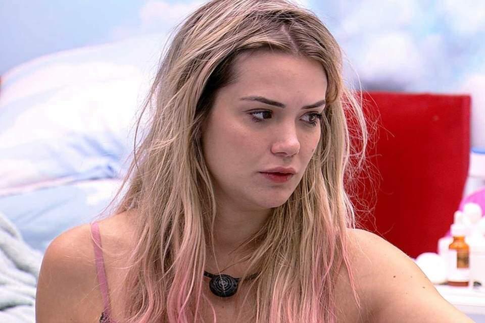 "Eu me declaro bissexual, mas também já me relacionei com pessoas trans" declarou Marcela no canal de Boca Rosa (Foto: Reprodução)