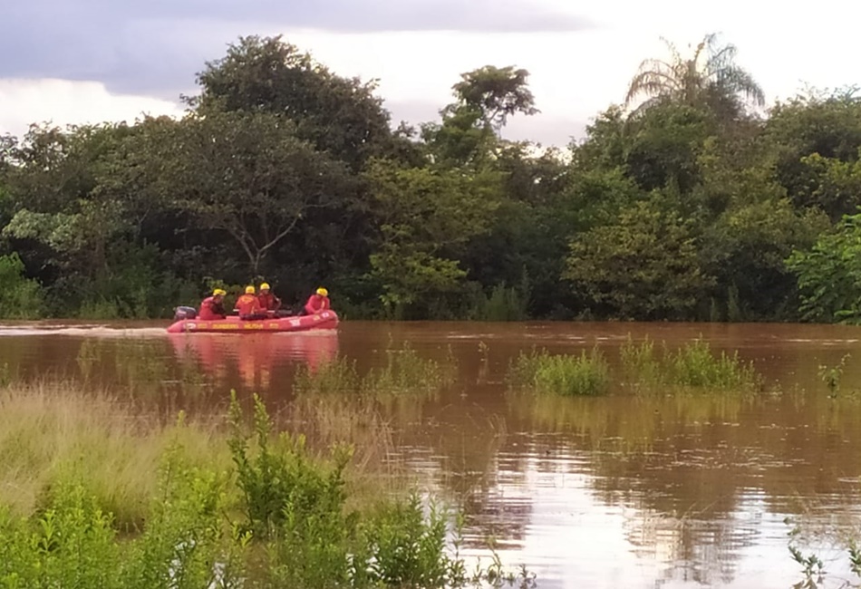 Homens ficam ilhados após canoa bater em árvore no Meia Ponte