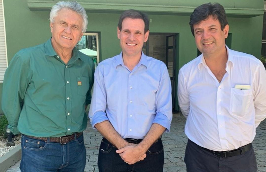 Governador Ronaldo Caiado; presidente da Assembleia. Lissauer Vieira; ministro Luiz Henrique Mandetta (Foto: Divulgação)