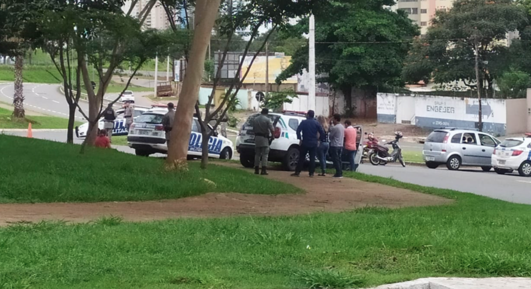 Polícia Militar dispersa protesto de professores temporários demitidos pelo prefeito Iris Rezende (MDB), em frente ao Paço Municipal (Foto: Leitor/Mais Goiás)