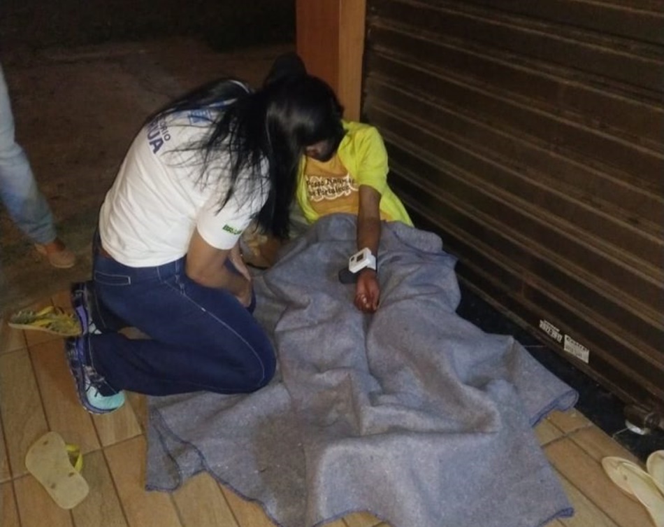 Pessoas em situação de rua recebem atendimento em Goiânia (Foto: Semas/ Divulgação)