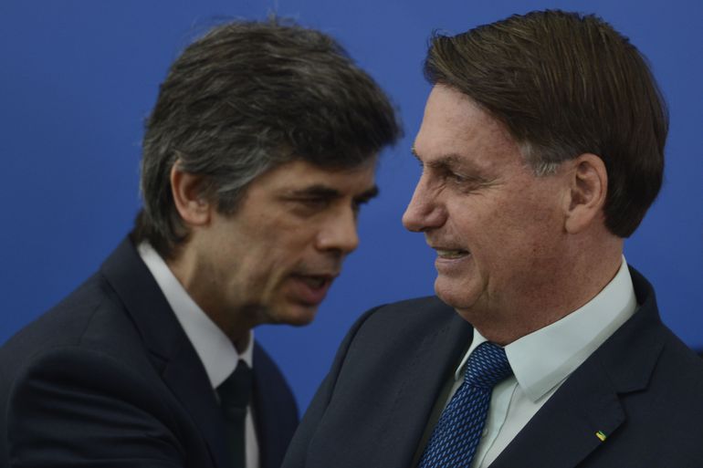 Cerceado por isolamento e cloroquina, Teich não comenta exames de Bolsonaro