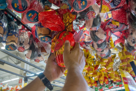 Cariocas descumprem isolamento para garantir os ovos de Páscoa