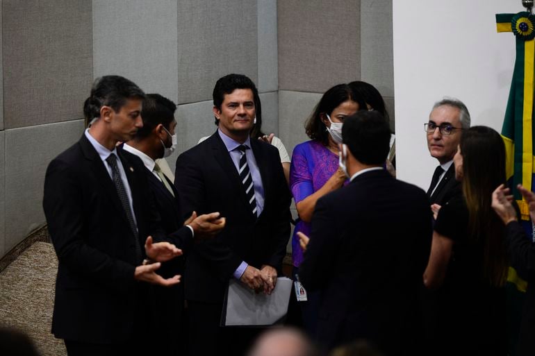 Sérgio Moro é aplaudido após anunciar demissão do Ministério da Justiça (Foto: Marcello Casal Jr)