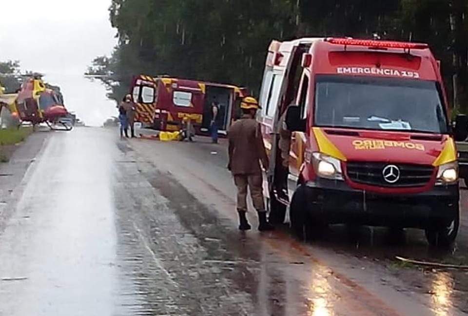 Carros de passeio batem de frente na GO-462