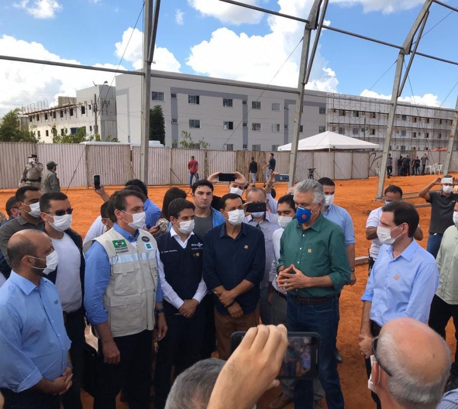 Distantes, Bolsonaro e Mandetta visitam Hospital de Campanha em Águas Lindas