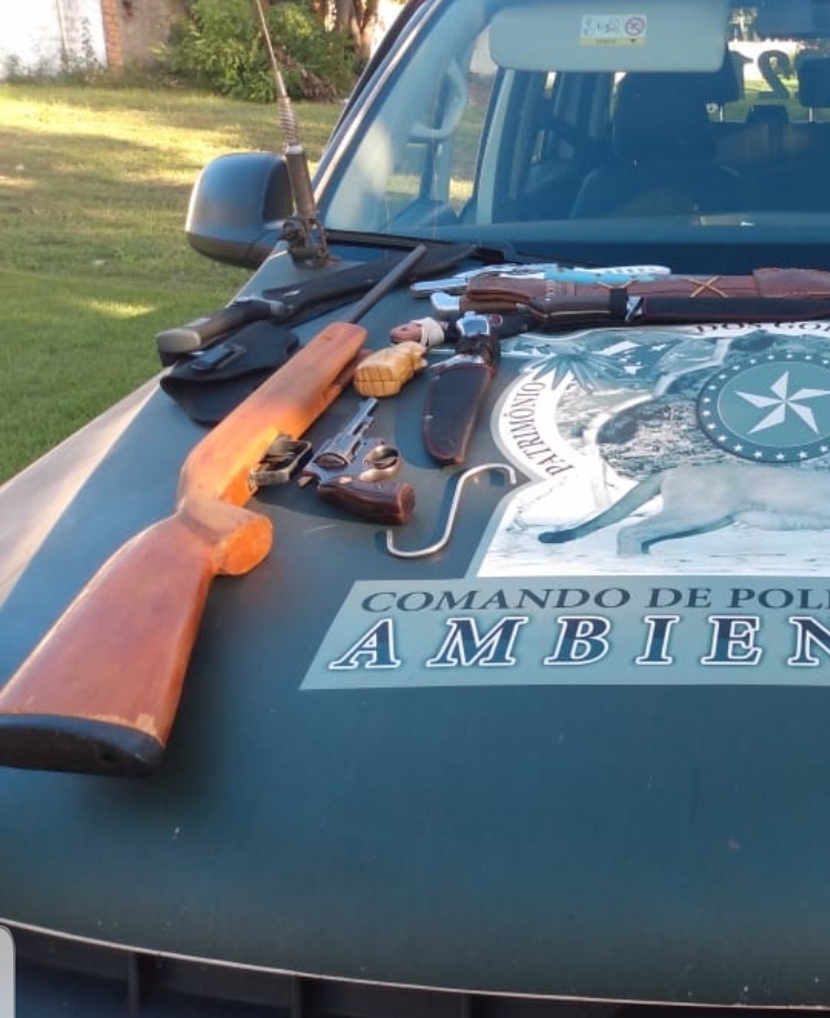 Homem é detido com diversas armas no porta-malas do carro, em Aruanã