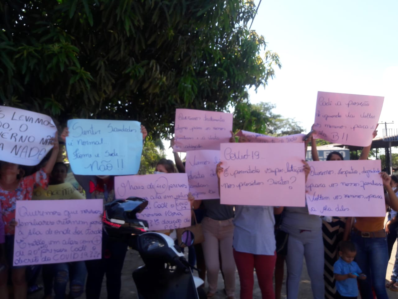 Familiares de presos da Penitenciária Coronel Odenir Guimarães (POG) cobram por informações e melhores condições no presídio. (Foto: reprodução)