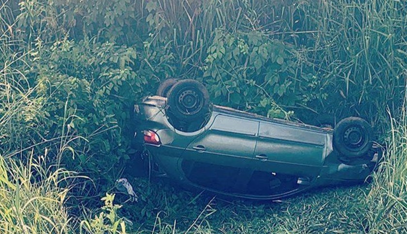 Corpo de bombeiros socorre cinco pessoas em acidente de carro