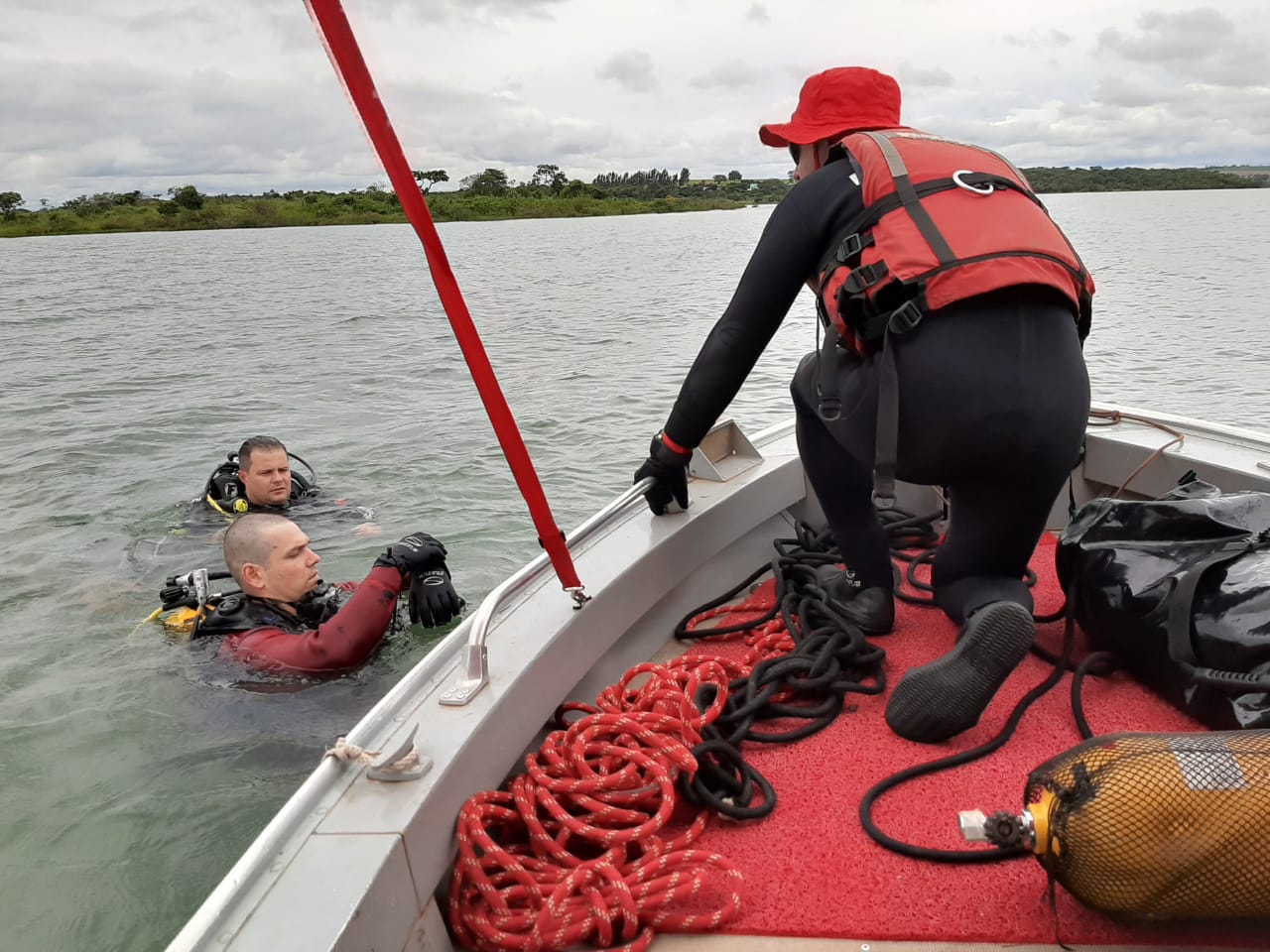 Bombeiros encontram corpo de empresário que desapareceu no Lago Corumbá IV