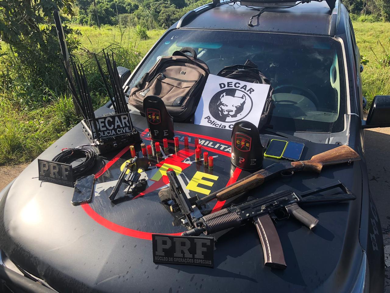 Os três suspeitos de roubo de cargas mortos durante confronto na BR-153, em Hidrolândia, tinham até um simulacro de fuzil. (Foto: Divulgação)