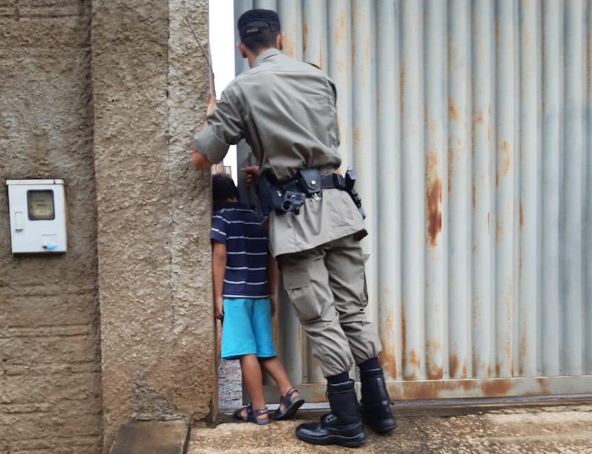 Menino de cinco anos fica com cabeça presa no portão e precisa de resgate