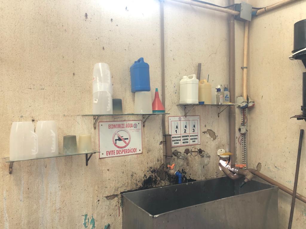 Duas fábricas de cosméticos e saneantes foram interditadas por suspeita de produção irregular de álcool em gel em Aparecida de Goiânia. (Foto: divulgação/PC)