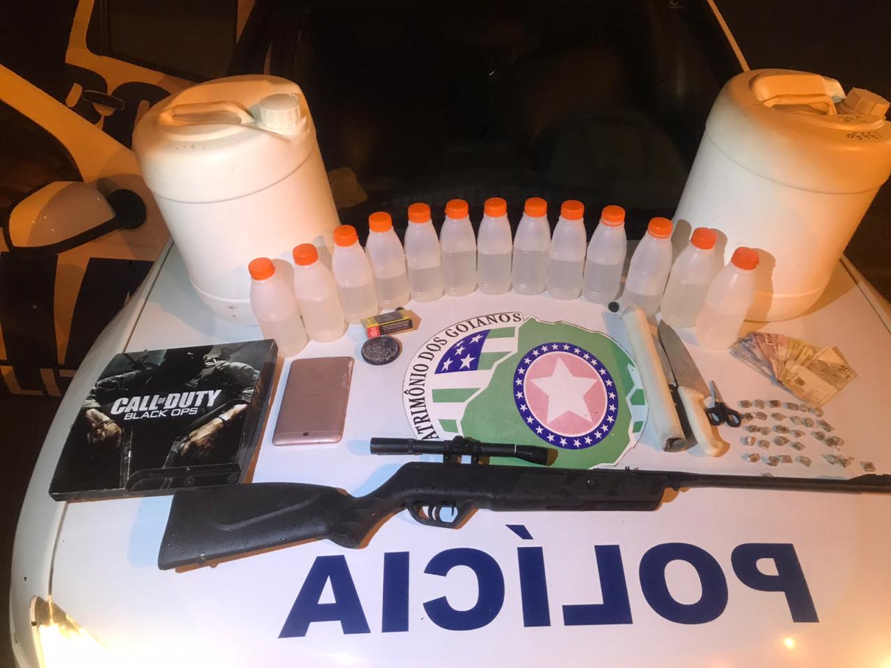 Quatro foram presos por tráfico de drogas em Águas Lindas e 40 litros de lança-perfume