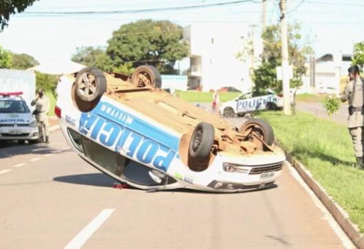 Viatura que estavam dois PMs capota na Vila Mutirão