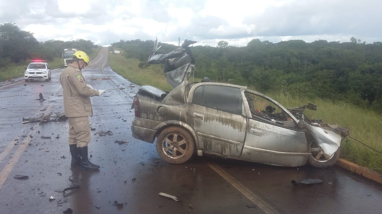 Acidente entre carro e caminhão deixa cinco pessoas mortas na GO-330