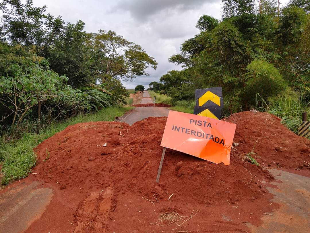 Buraco na pista entre Taquaral e Itauçu prejudica viagens à capital, e empresários