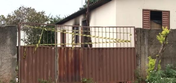 Polícia prende mulher por matar homem e esconder o cadáver de baixo da cama