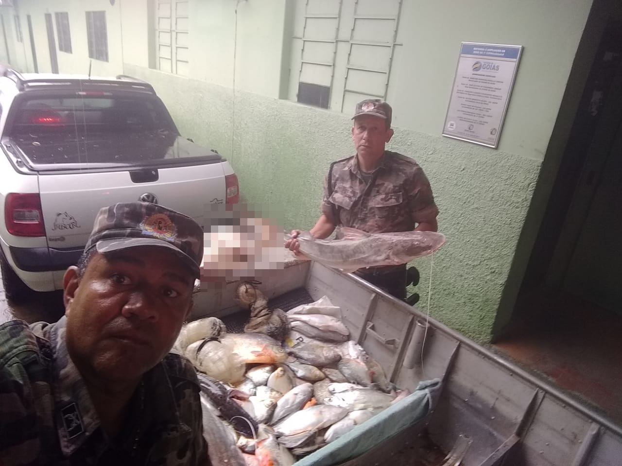 Pai e filho são presos por pesca e caça ilegal em Aruanã (Foto: PM)