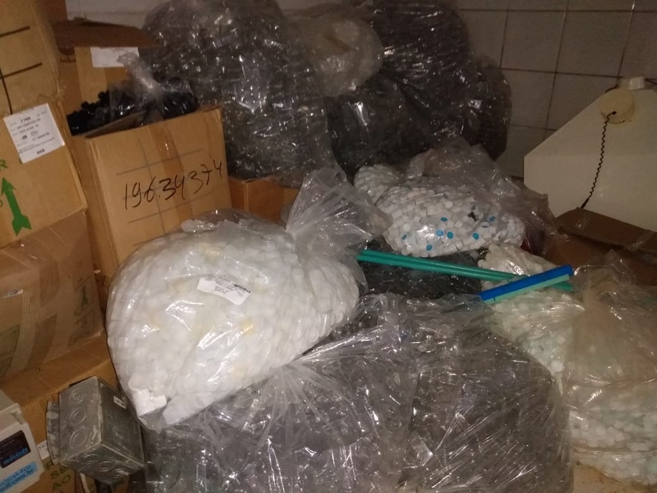 Fábrica clandestina de álcool em gel é fechada em Goiânia (Foto: PC/ Divulgação)