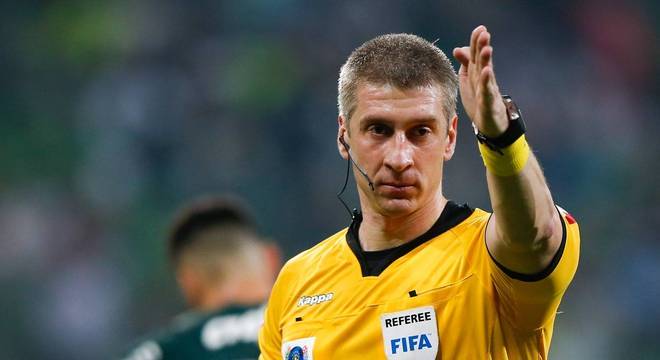 A CBF anunciou nesta quarta-feira (1º) um auxílio aos árbitros de futebol do país, que ganham por partida trabalhada. (Foto: Alexandre Schneider/Getty Images)