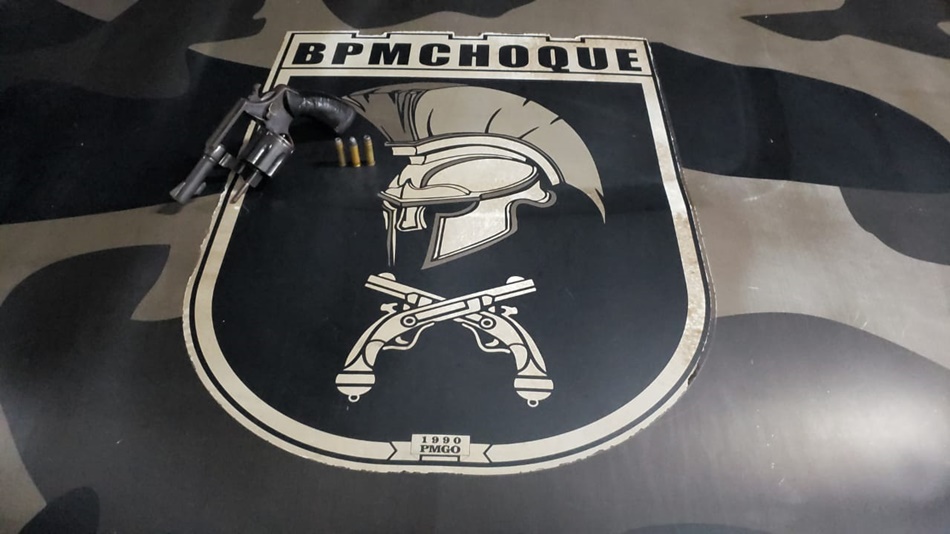 Ele exibia arma a outros moradores