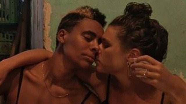 Bruna Linzmeyer está de namorada nova, a DJ Marta Lopes, conhecida como Marta Supernova. As duas estão passando a quarentena juntas, no Rio. (Foto: reprodução/Instagram)