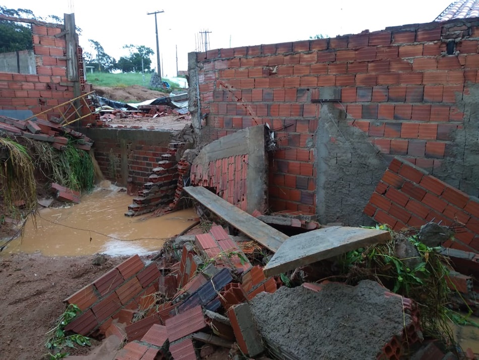 Casa ficou alagada após terreno ceder em Anápolis
