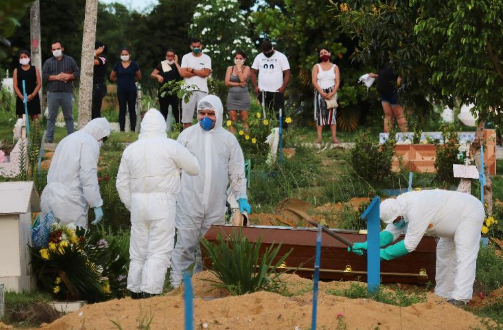 O Brasil teve novo recorde e registrou 1.473 mortes por covid-19 em 24h. Agora, o país é o 3º no ranking das nações com mais óbitos pela doença. (Foto: Edmar Barros/Estadão Conteúdo)