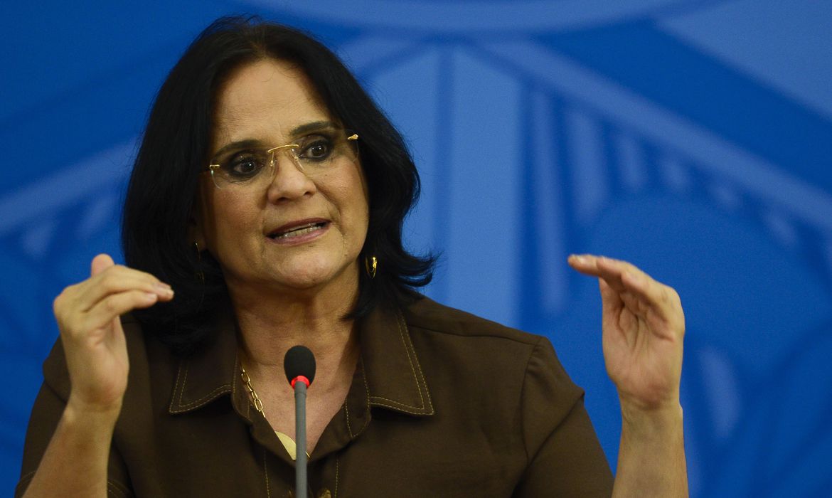 A ministra da Mulher, da Família e dos Direitos Humanos, Damares Alves, afirmou que o governo vai movimentar R$ 4,7 bi para quilombolas e indígenas. (Foto: Marcello Casal Jr/Agência Brasil)