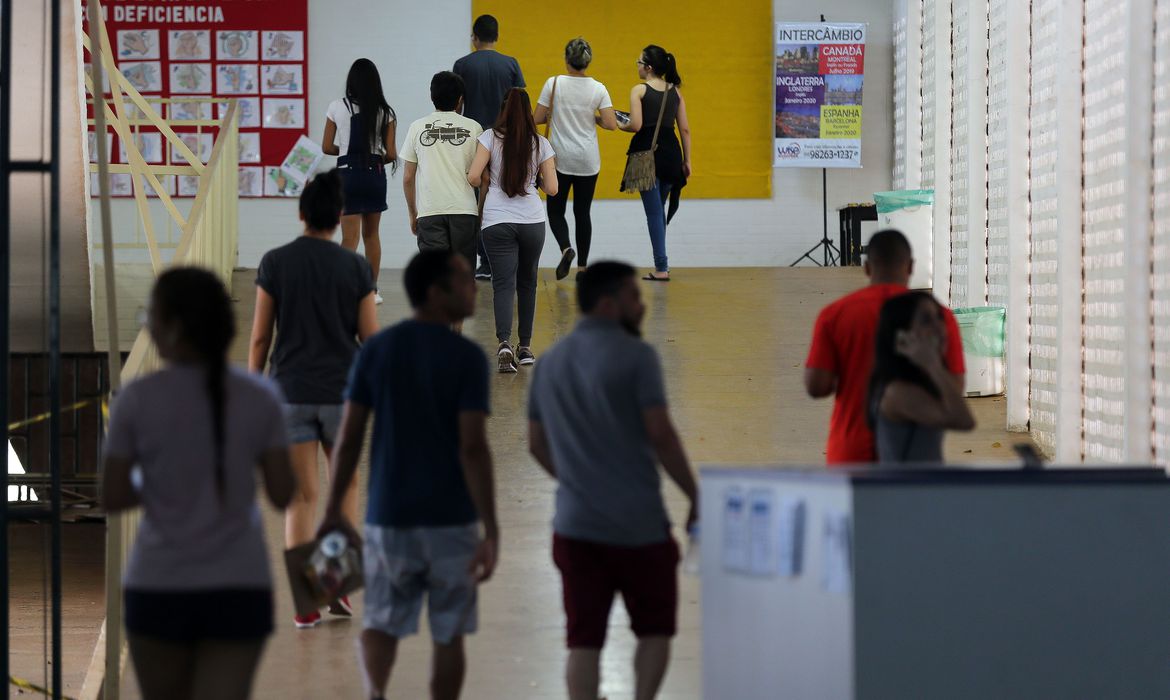 O presidente Jair Bolsonaro assinou, nesta quarta-feira (1º), Medida Provisória que dispensa escolas de cumprirem mínimo de 200 dias letivos. (Foto: Marcello Casal Jr/Agência Brasil)