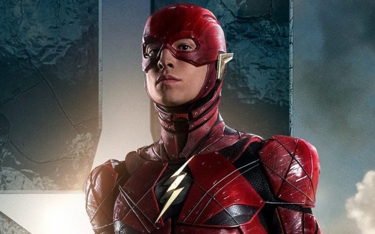 Ezra Miller: vídeo supostamente mostra ator enforcando fã