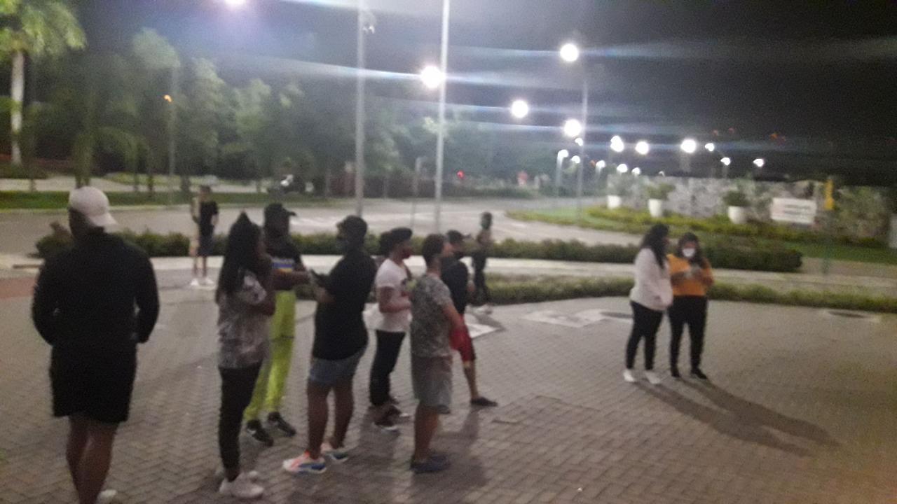 BBB 20: Fãs quebram isolamento social e se aglomeram na porta de hotel para ver brothers