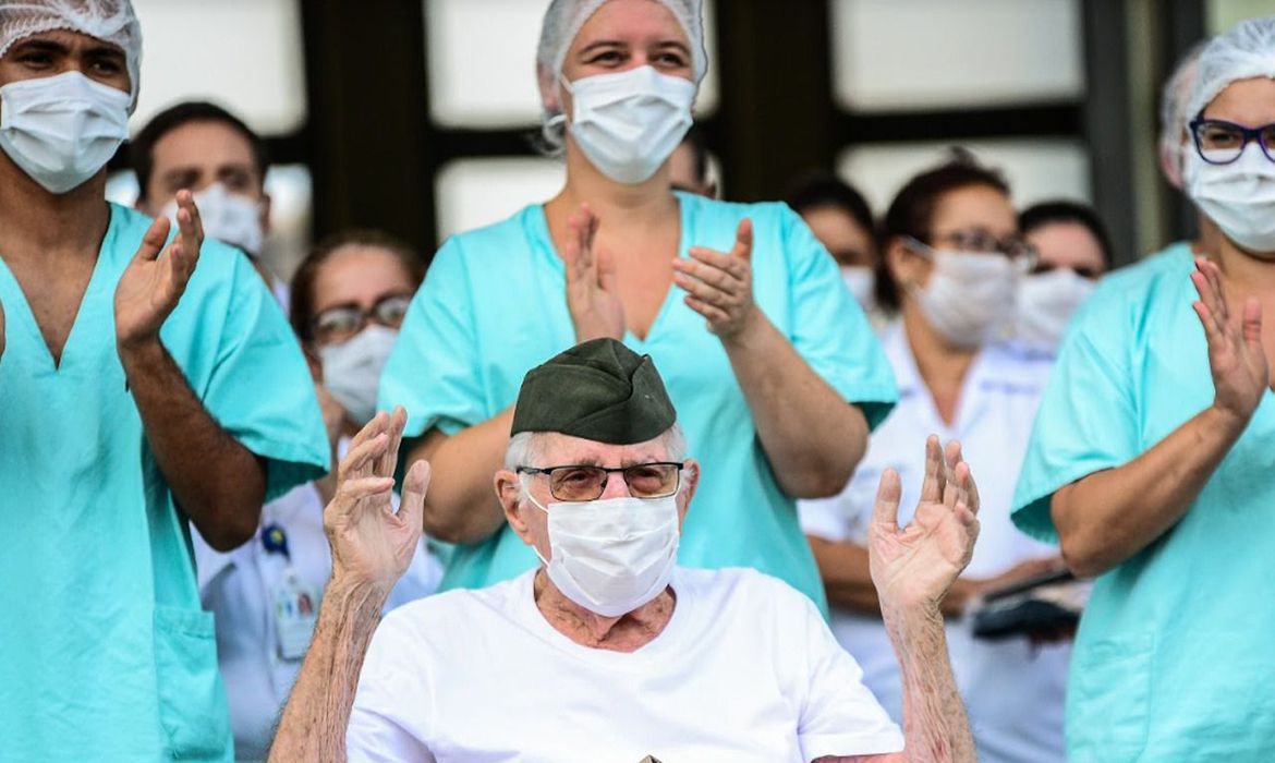 Aos 99 anos, o ex-integrante da FEB, Ermando Piveta, recebeu alta hoje do Hospital das Forças Armadas após internação por covid-19. (Foto: Cb Estevam/CCOMSEx)