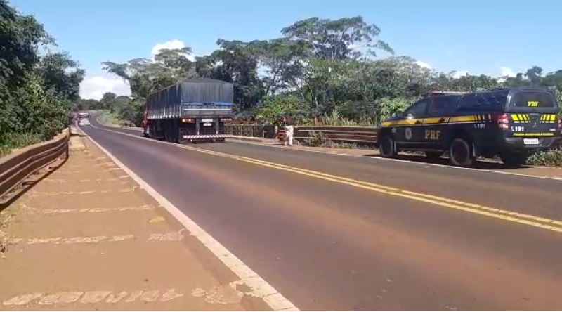 Um homem morreu após colidir a motocicleta que conduzia em um caminhão, na BR-452, em Itumbiara, região Sul de Goiás. (Foto: divulgação/PRF)