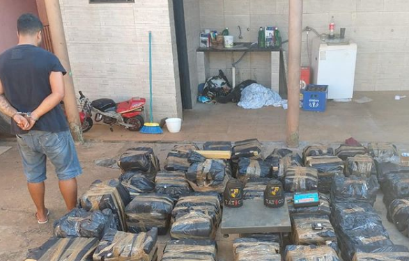 Dois homens, de 27 e 29 anos, foram presos em flagrante pela Polícia Militar na tarde desta segunda-feira (27), em Goiânia, com uma tonelada de maconha. (Foto: Divulgação/PM)