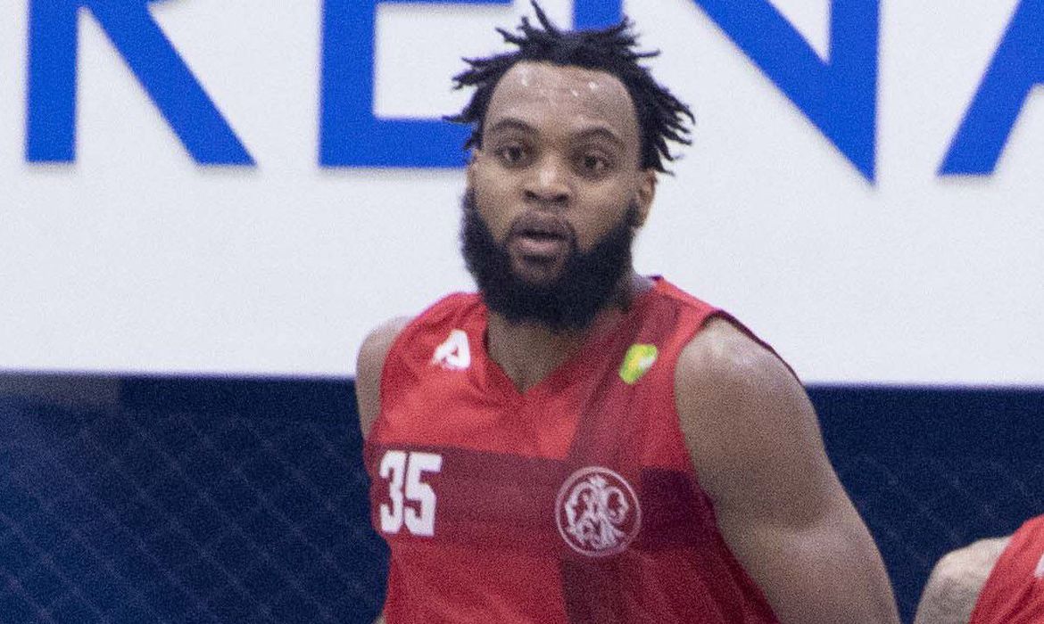 Primeiro atleta em solo brasileiro contaminado pelo novo coronavírus, o pivô Maique, do Paulistano, está recuperado e vai voltar a treinar. (Foto: Gabriella Tayane/Unifacisa)