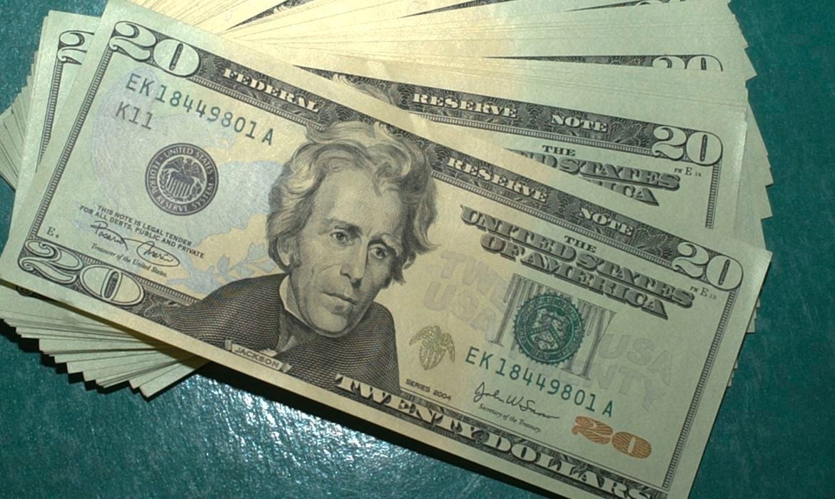 O dólar fechou em leve queda nesta quinta-feira (30) em reação à contração histórica da economia dos Estados Unidos, sendo vendido a R$ 5,159 (Foto: Marcello Casal Jr)