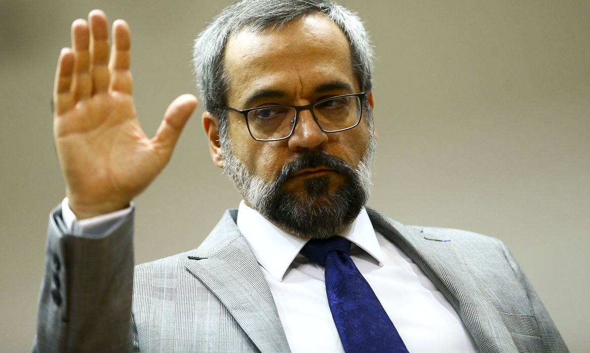 Bolsonaro nomeia indicado do PL, partido do centrão, para diretoria de fundo bilionário da Educação